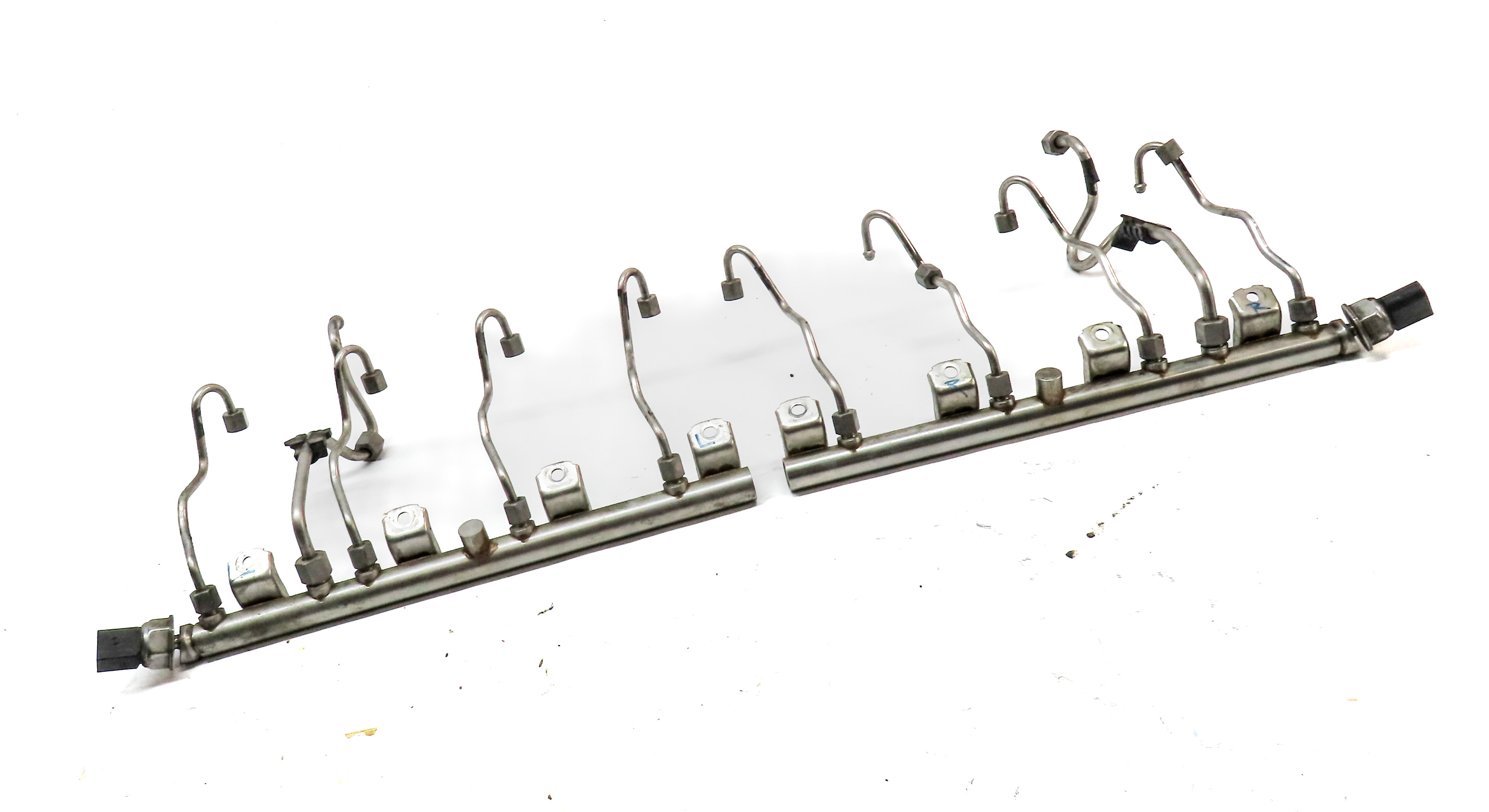 2012 BMW 750XI (F02) 4.4L (N63) LEFT & RIGHT ENGINE FUEL RAIL w/ LINES SET/2 — exact item pictured
